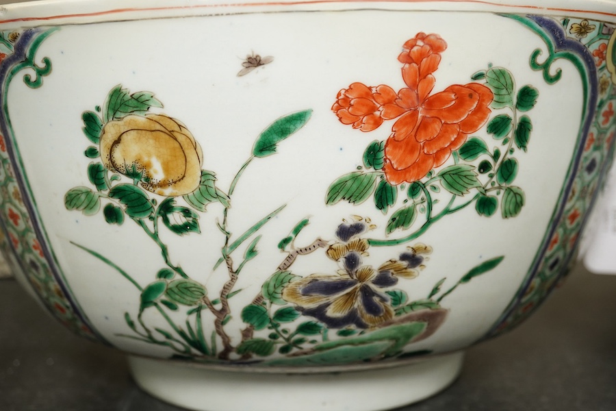 A large Chinese famille verte bowl, Kangxi period (1662-1722)